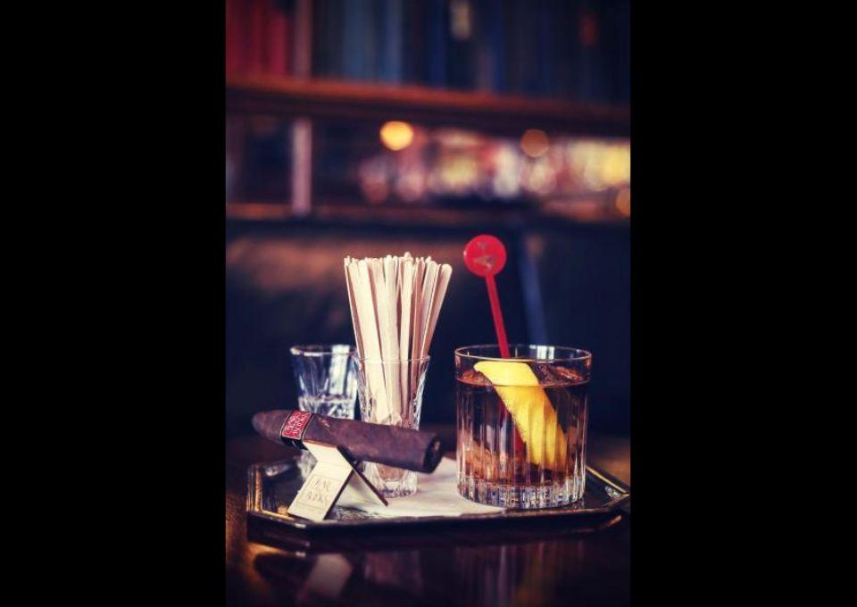 WORKSHOPY MIESZANIA KOKTAJLI W PODWALE BAR AND BOOKS