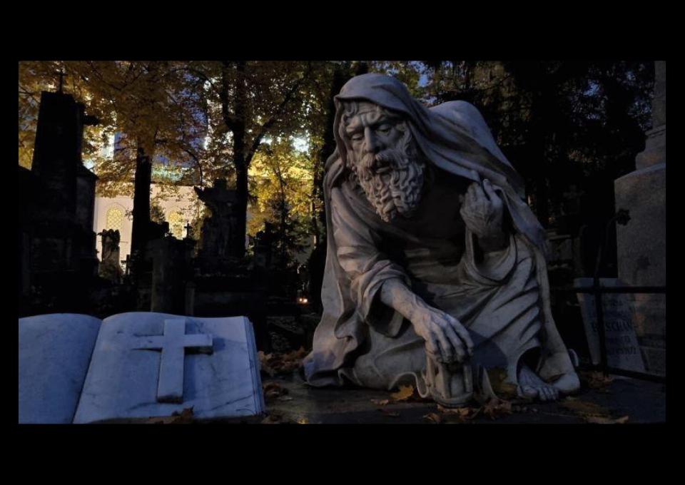 02.11 - Spacer po Starych Powązkach -spacer wieczorny z latarkami