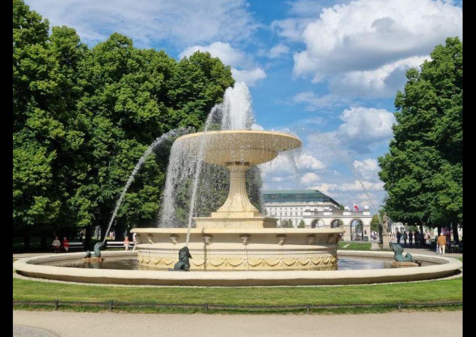 02.11 - W Saskim Ogrodzie, koło fontanny...