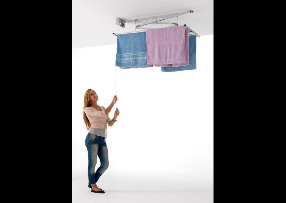 Monter suszarek sufitowych do suszenia ubrań.