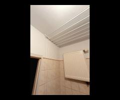 Monter suszarek sufitowych do suszenia ubrań. - 15/16