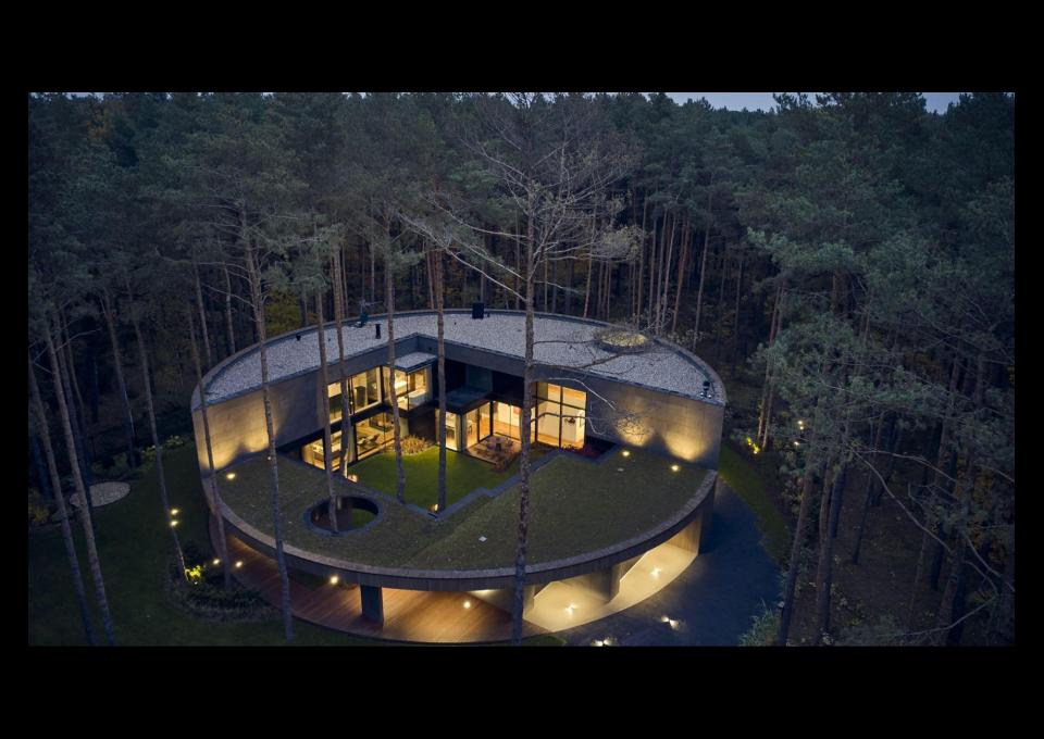 Dom wk1 w lesie nad jeziorem