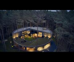 Dom wk1 w lesie nad jeziorem