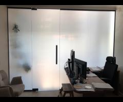 Ścianki szklane do sal konferencyjnych z folią inteligentną