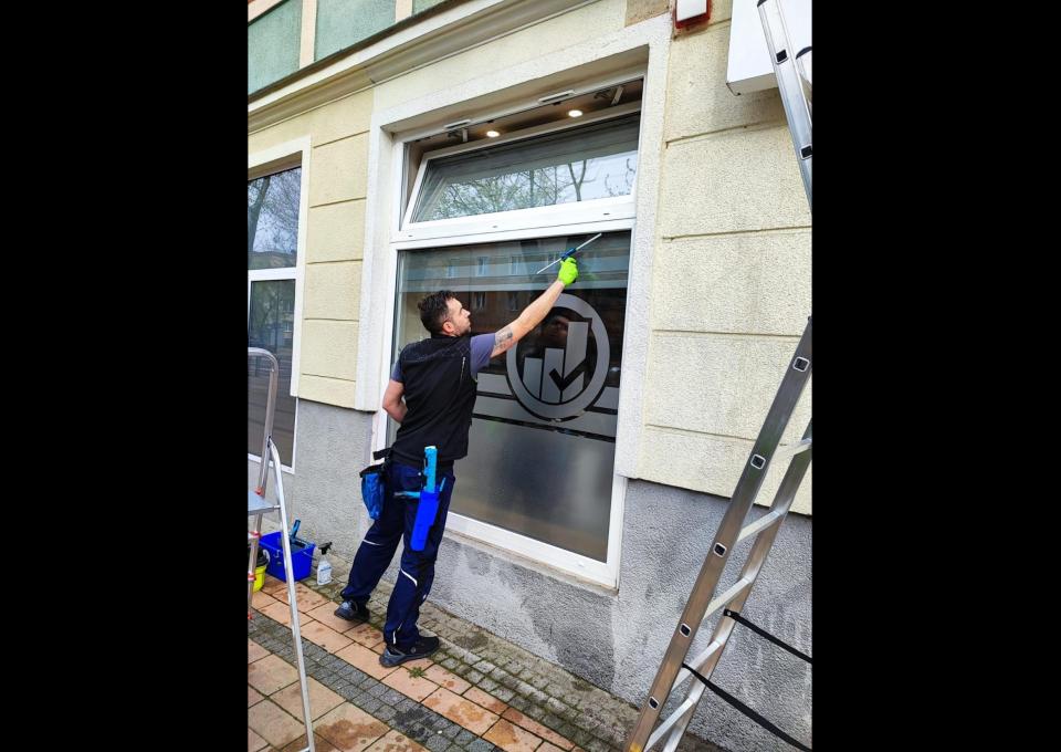 Mycie okien antresoli witryn sklepowych przeszkleń daszków fasad