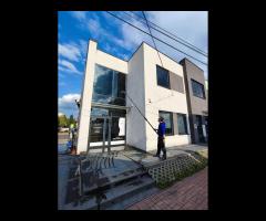 Mycie okien antresoli witryn sklepowych przeszkleń daszków fasad - 4/11