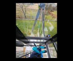 Mycie okien antresoli witryn sklepowych przeszkleń daszków fasad - 7/11