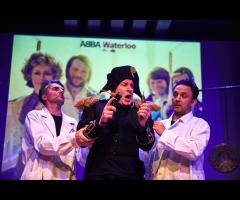 12.04 - „Historia świata w skróconej wersji" | Spektakl Teatru Scena Współczesna - 1/3